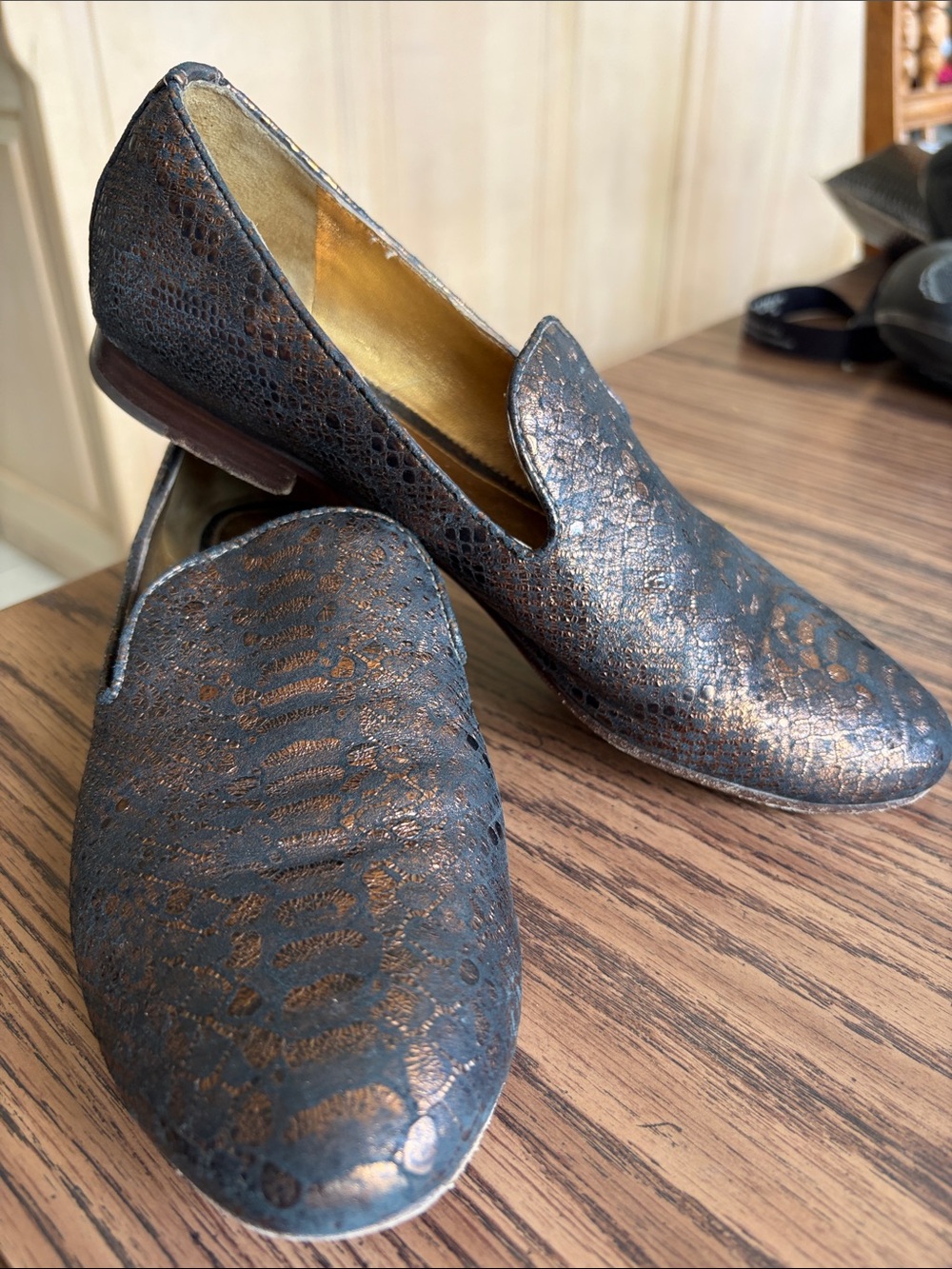 Johnston & Murphy Bronze Metallic Snake Print Loafers Size 8.5